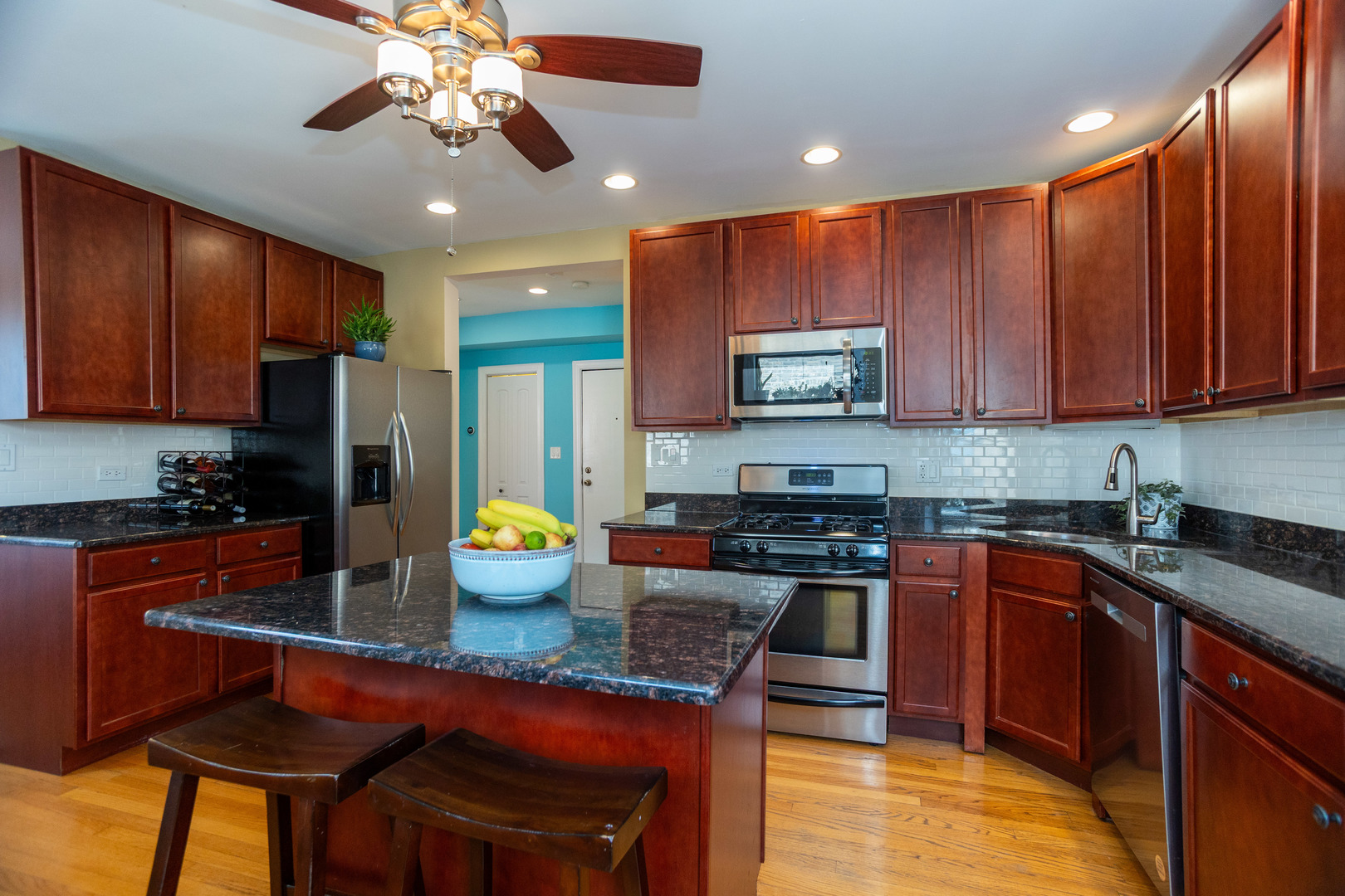 1239 W Jarvis Avenue Unit: 3
