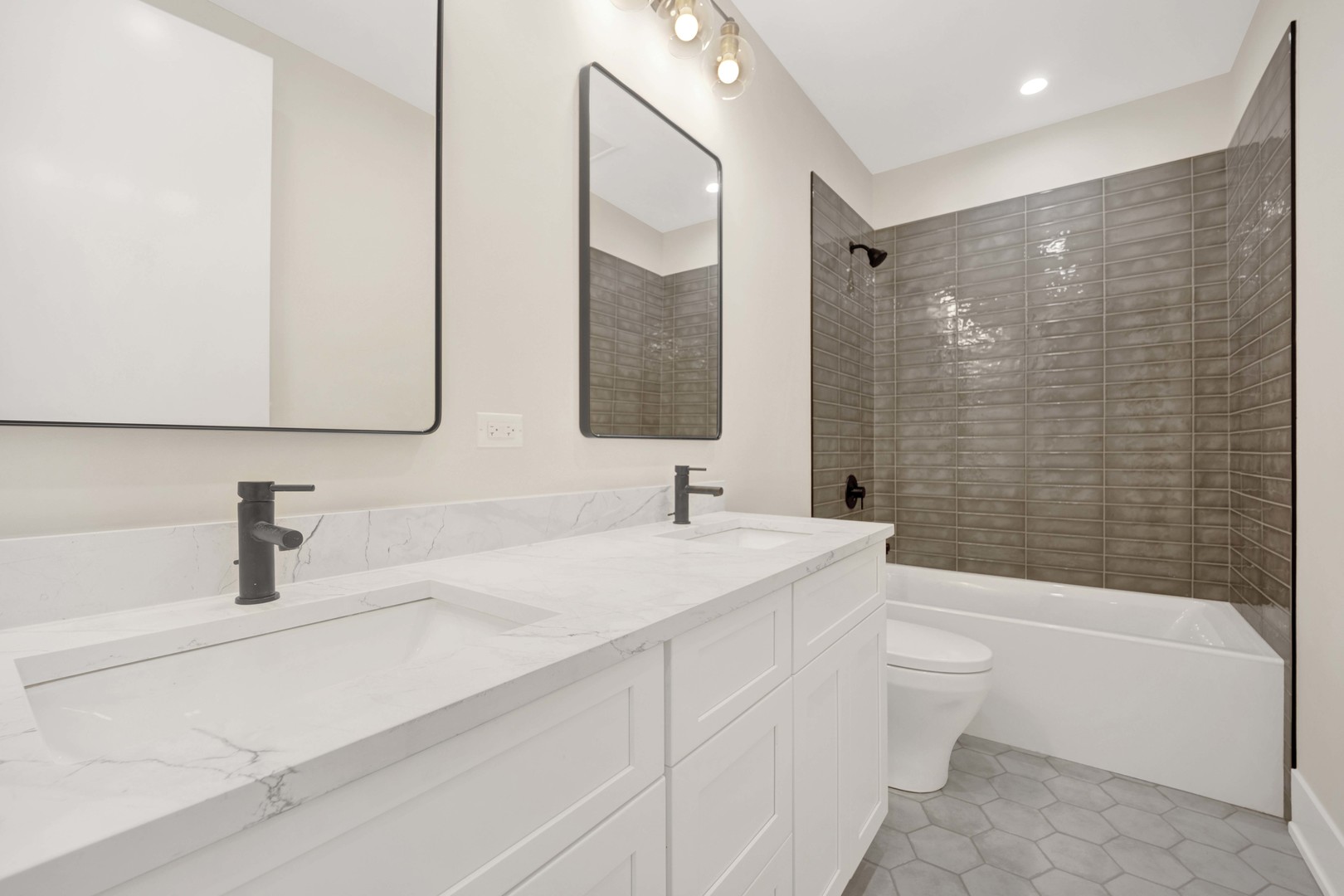 4343 N Richmond Avenue Unit: 1S
