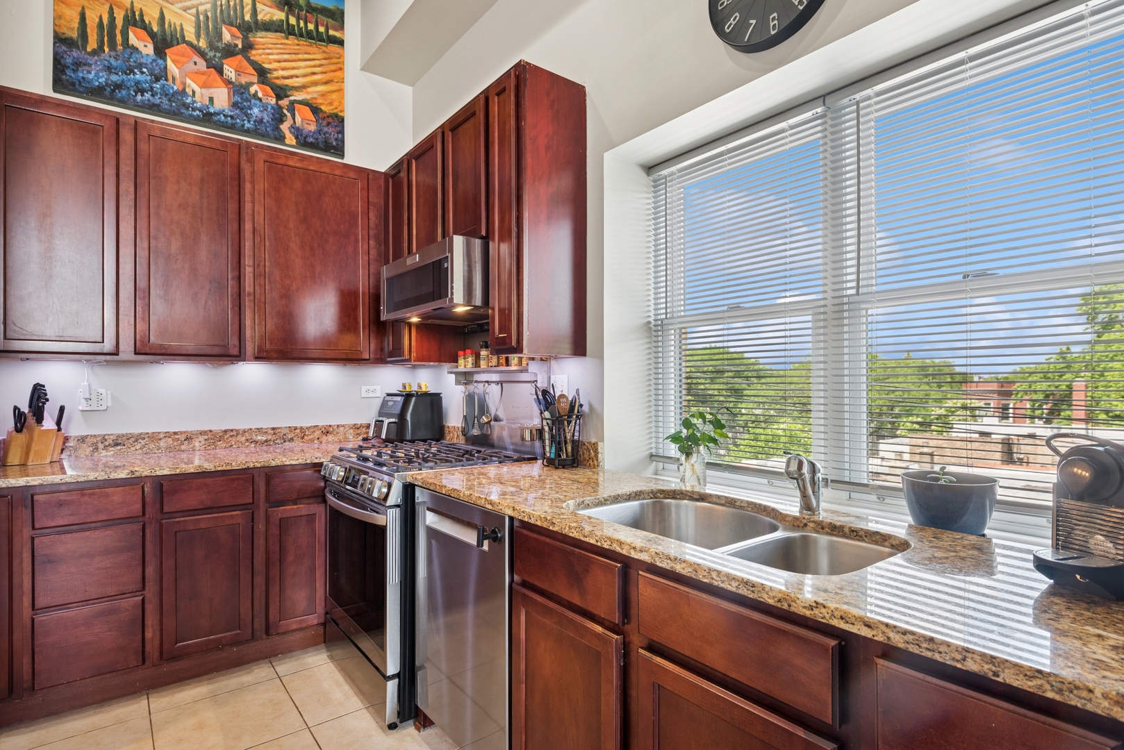 1215 W Gunnison Street Unit: 310