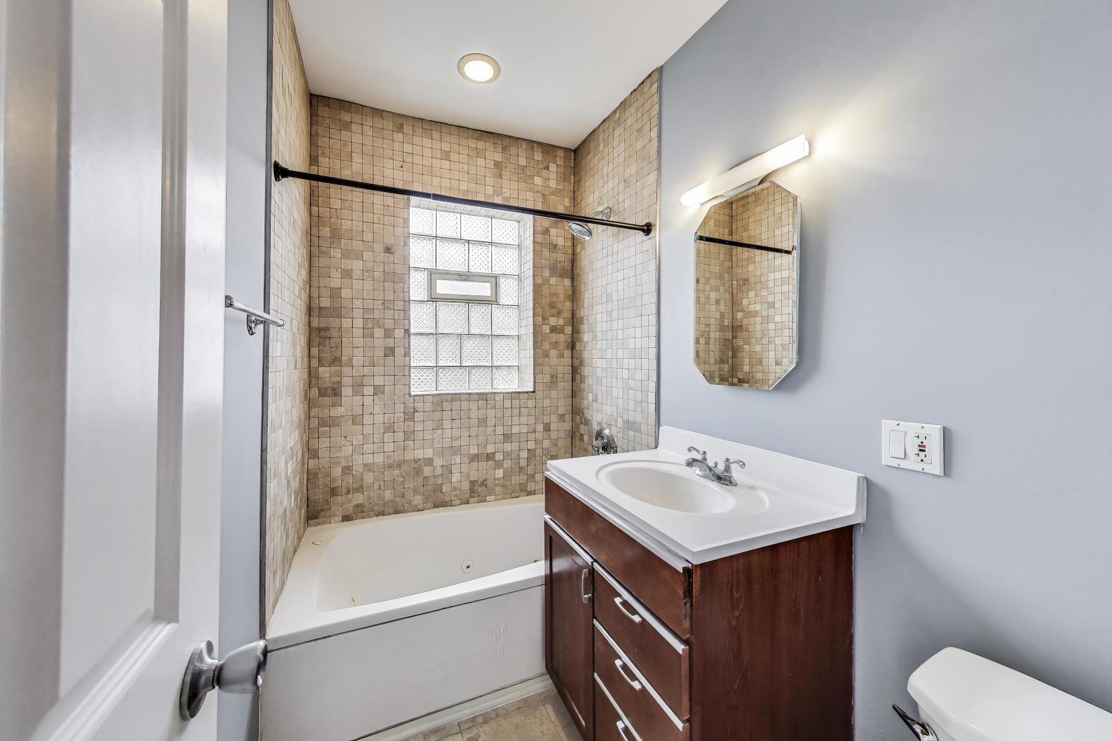 3851 N Kedvale Avenue Unit: E3
