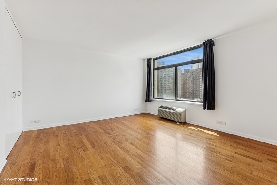 1450 N Astor Street Unit: 14D