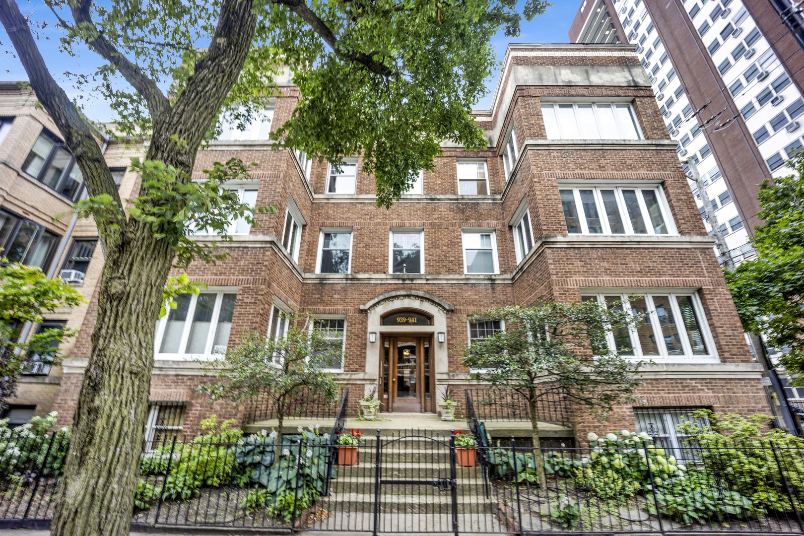 941 W Argyle Street Unit: 3W