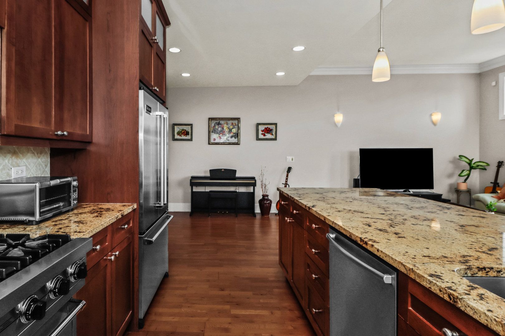 3207 N Clifton Avenue Unit: 402