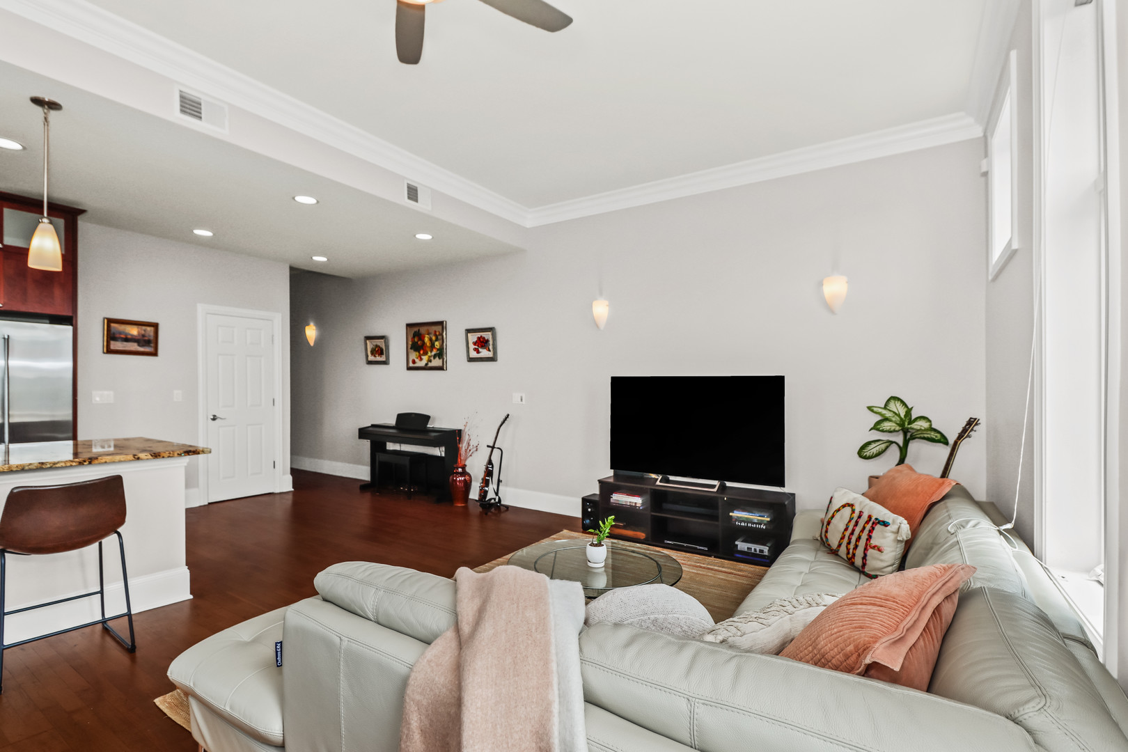 3207 N Clifton Avenue Unit: 402