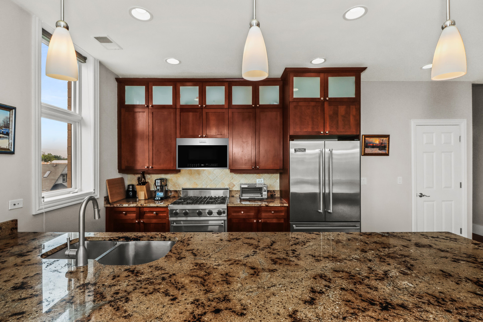3207 N Clifton Avenue Unit: 402