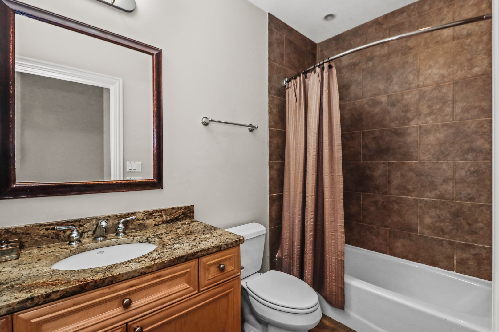 3207 N Clifton Avenue Unit: 402