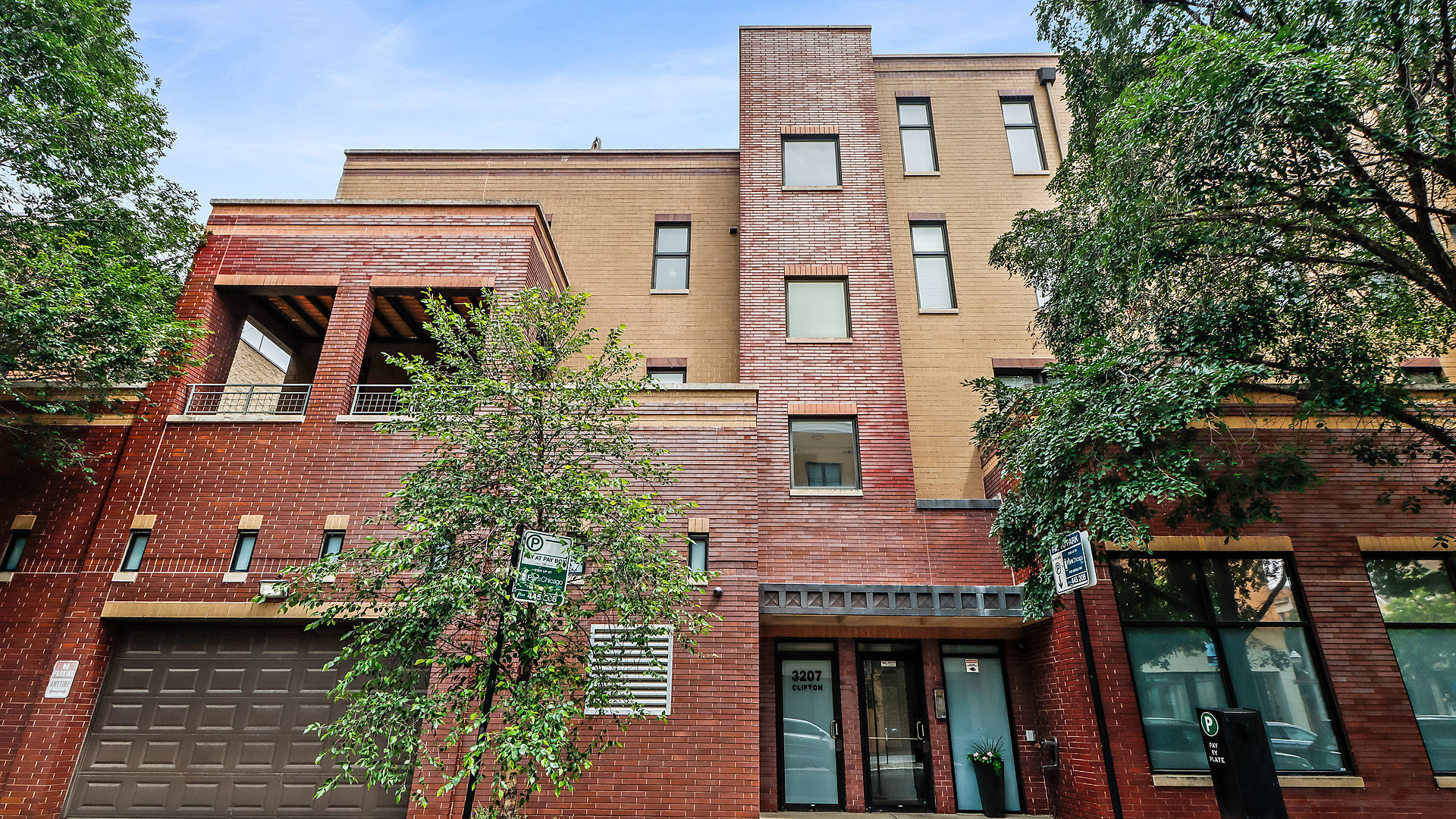 3207 N Clifton Avenue Unit: 402