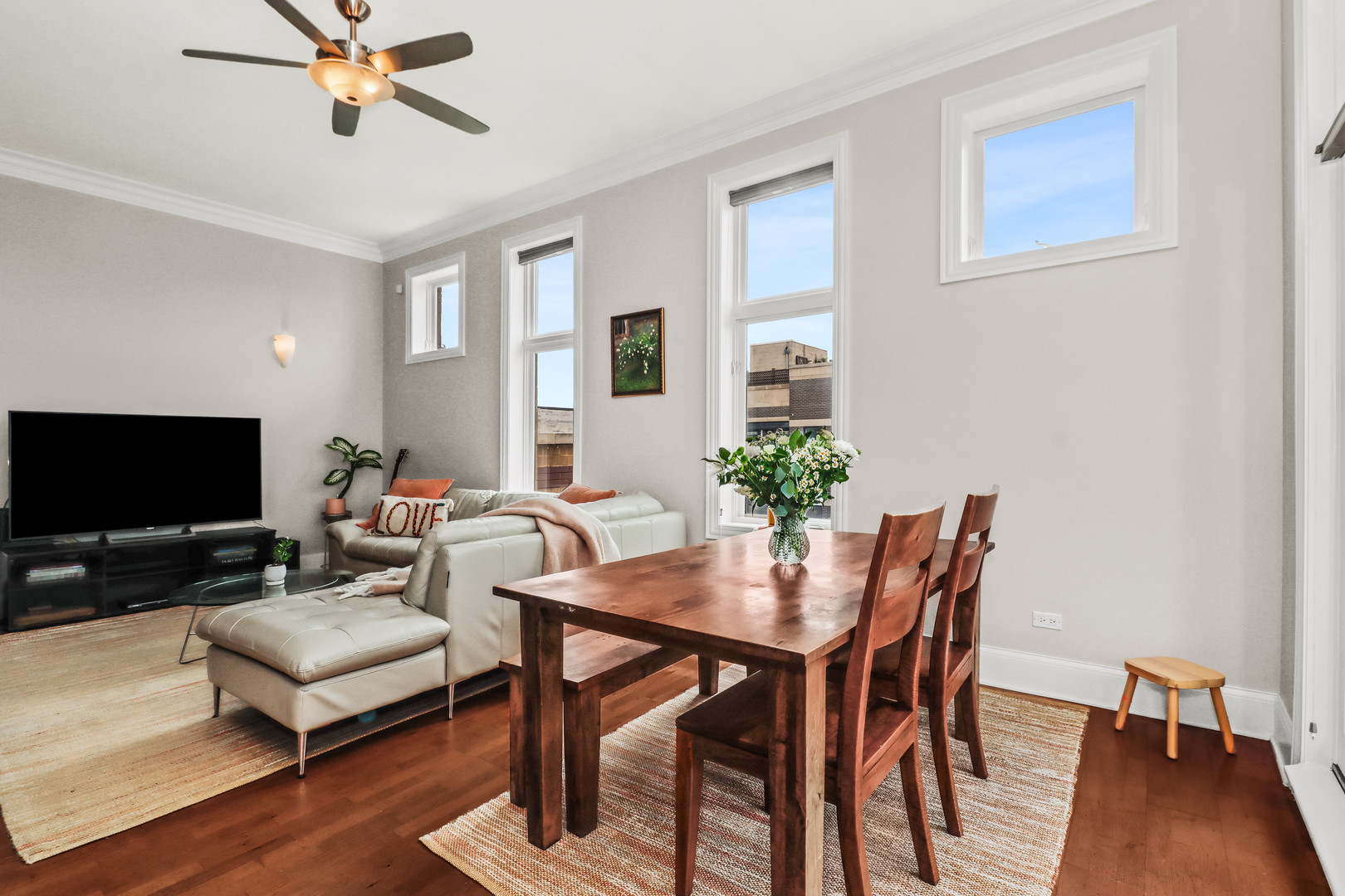 3207 N Clifton Avenue Unit: 402
