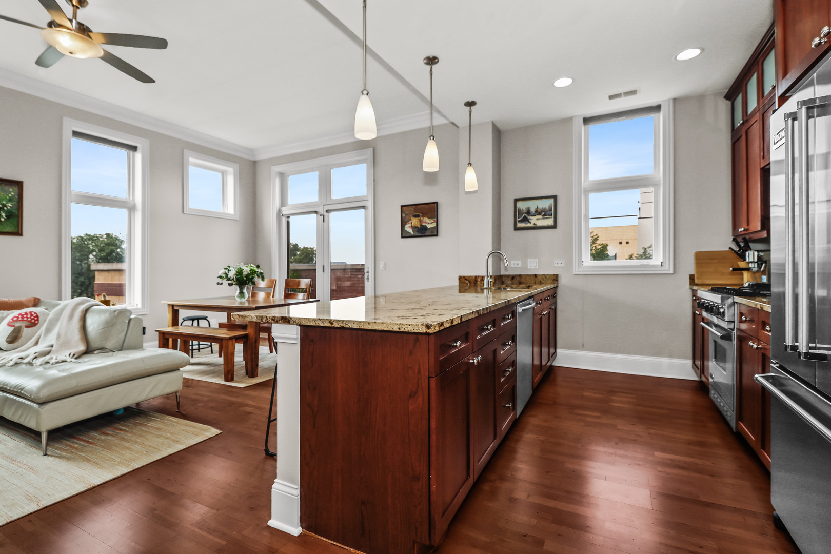 3207 N Clifton Avenue Unit: 402