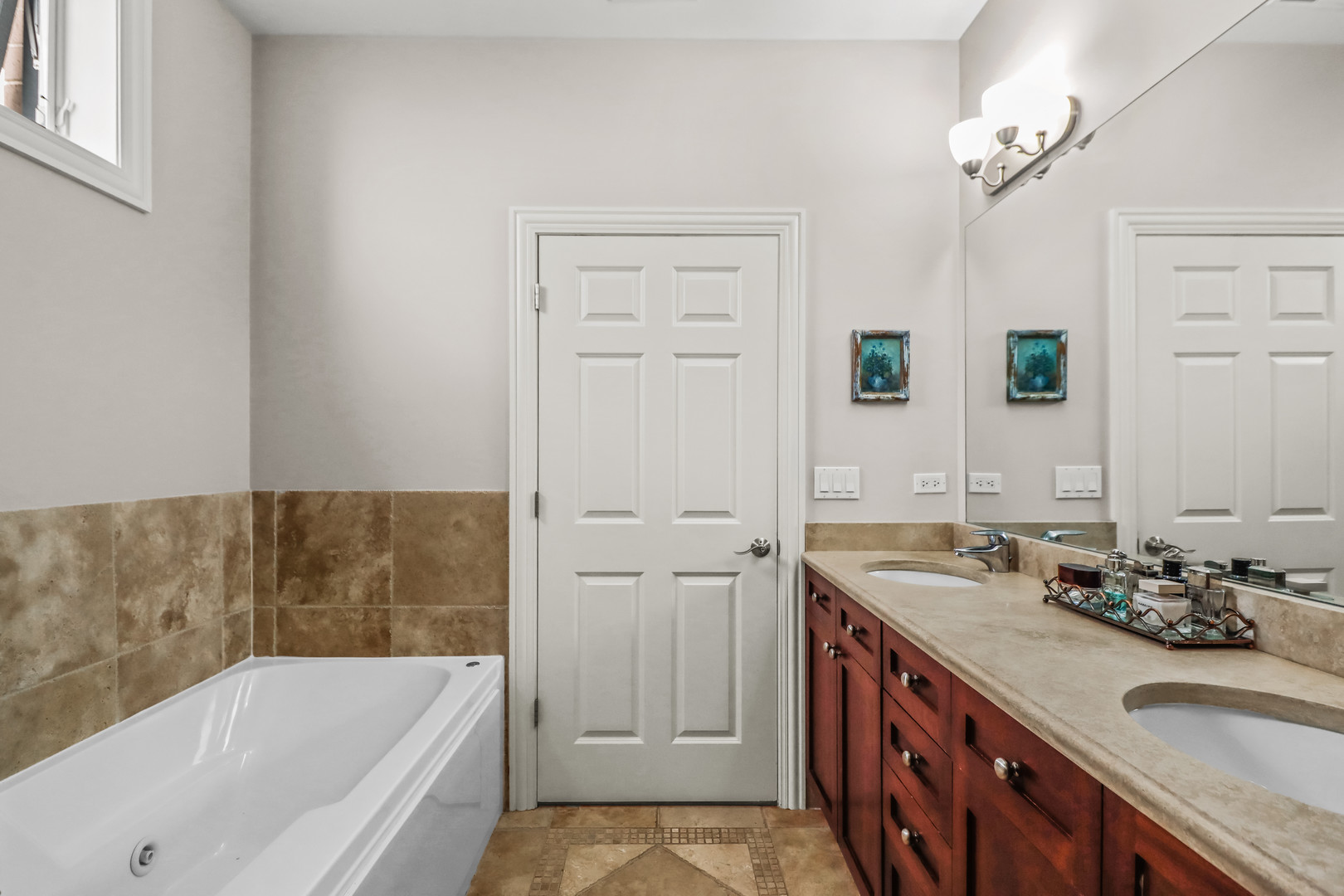 3207 N Clifton Avenue Unit: 402