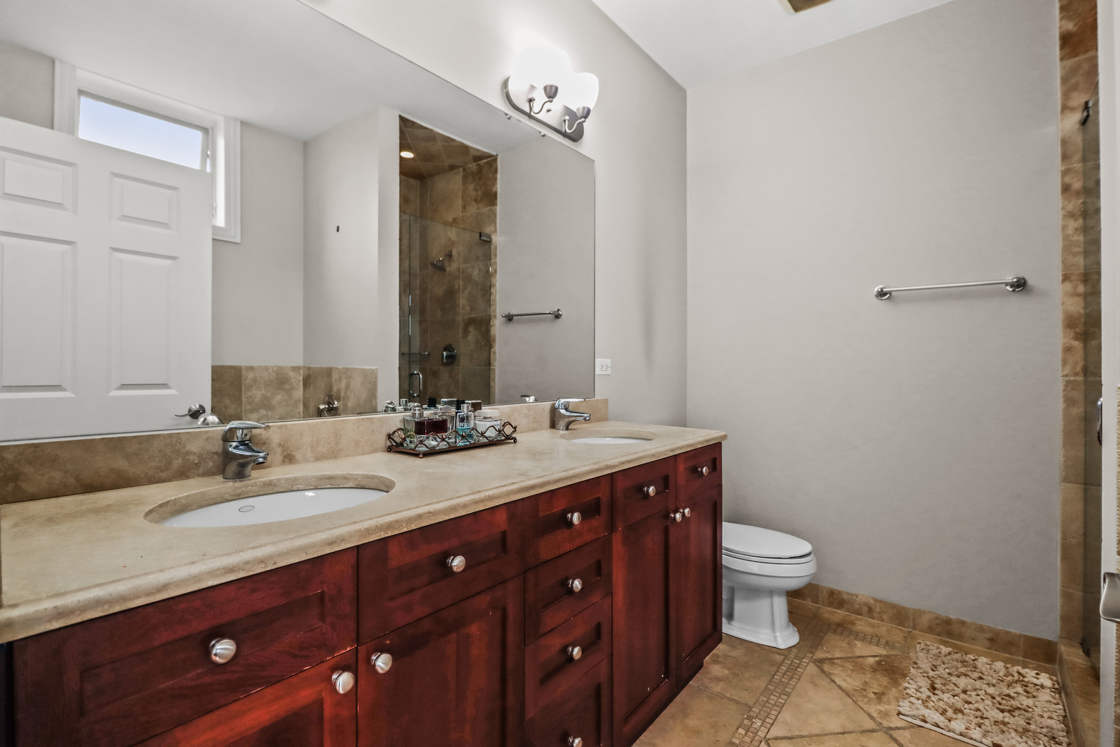 3207 N Clifton Avenue Unit: 402