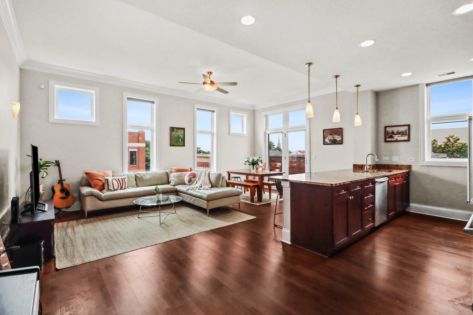 3207 N Clifton Avenue Unit: 402