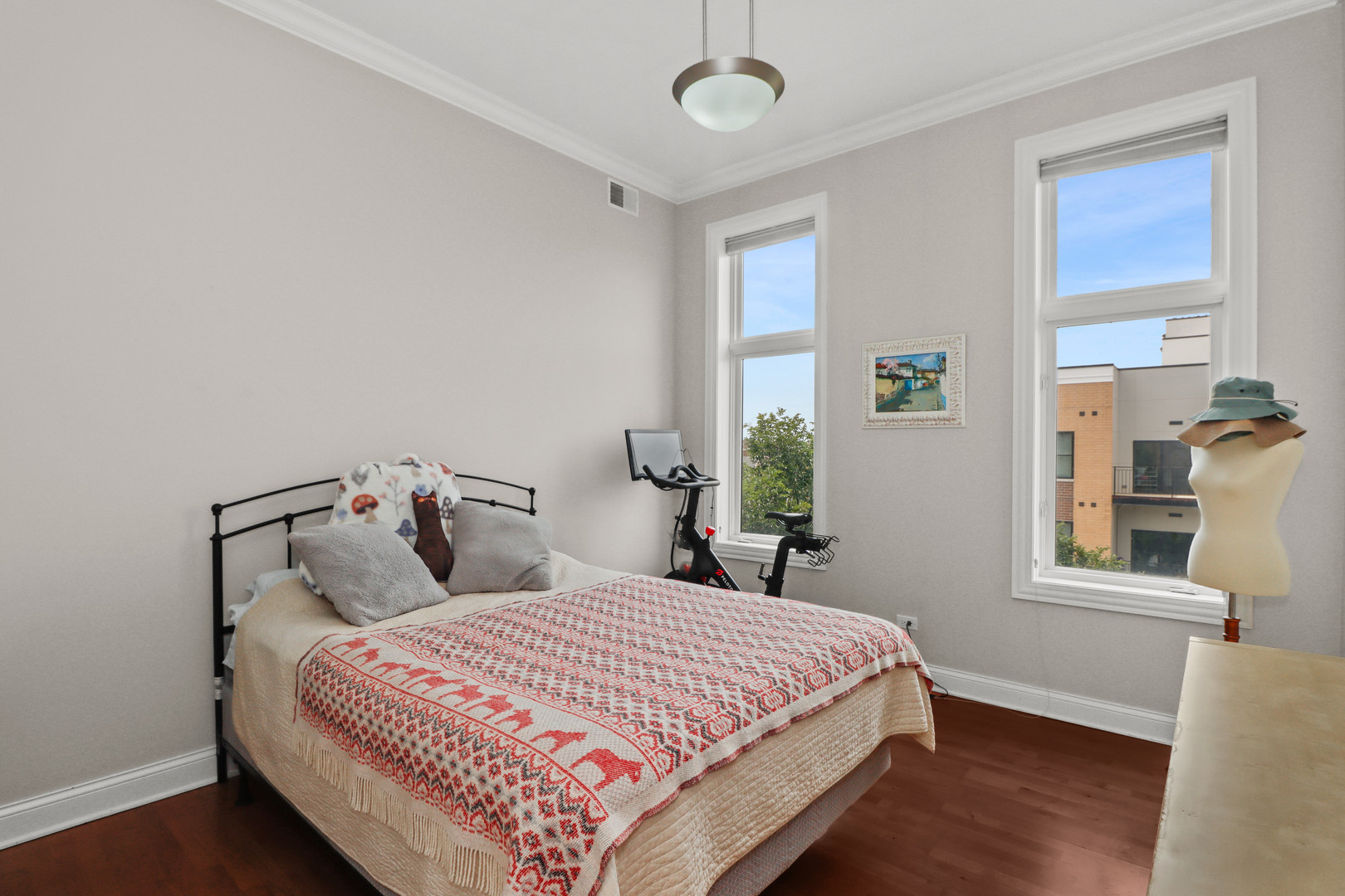 3207 N Clifton Avenue Unit: 402