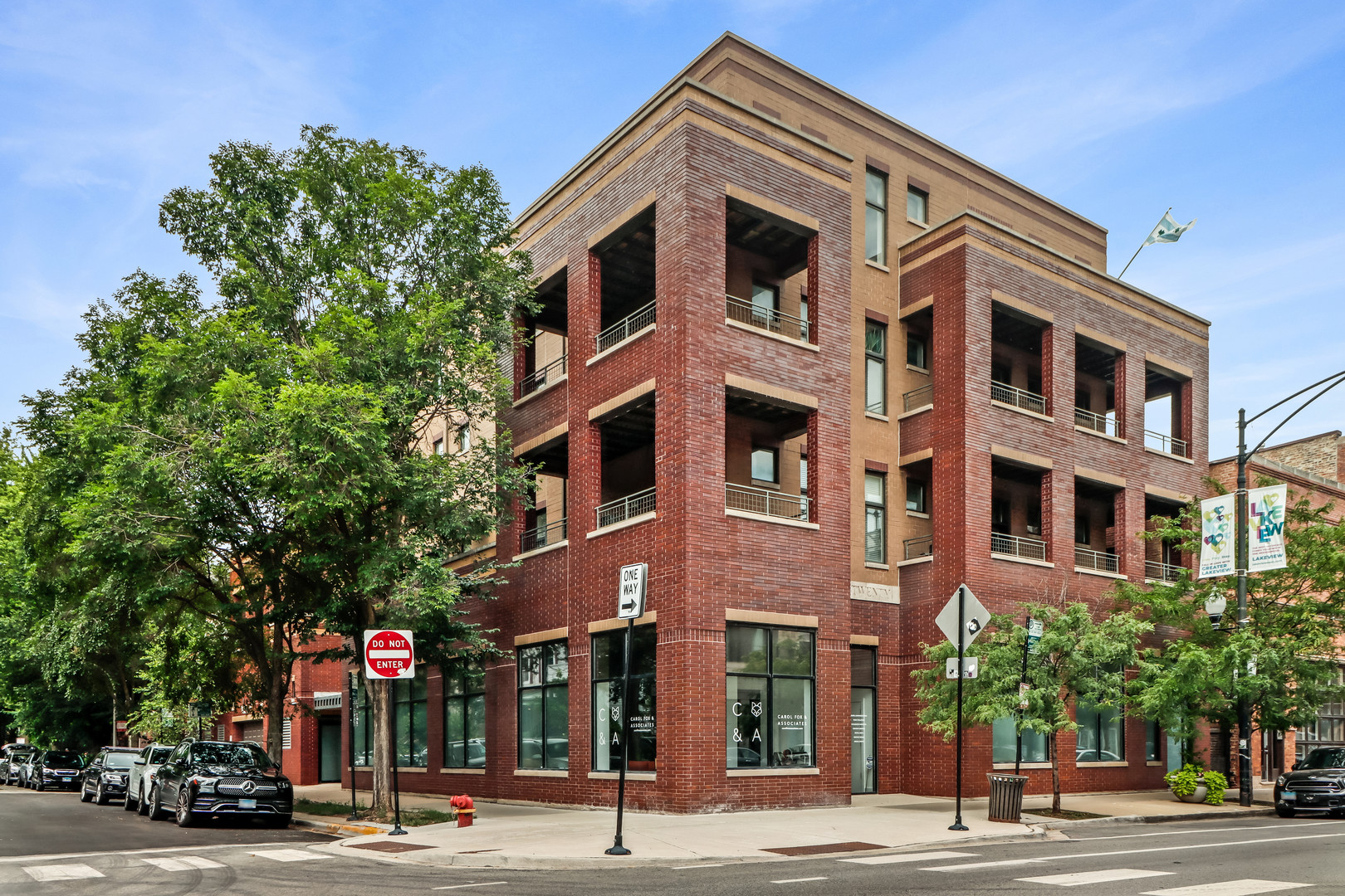 3207 N Clifton Avenue Unit: 402