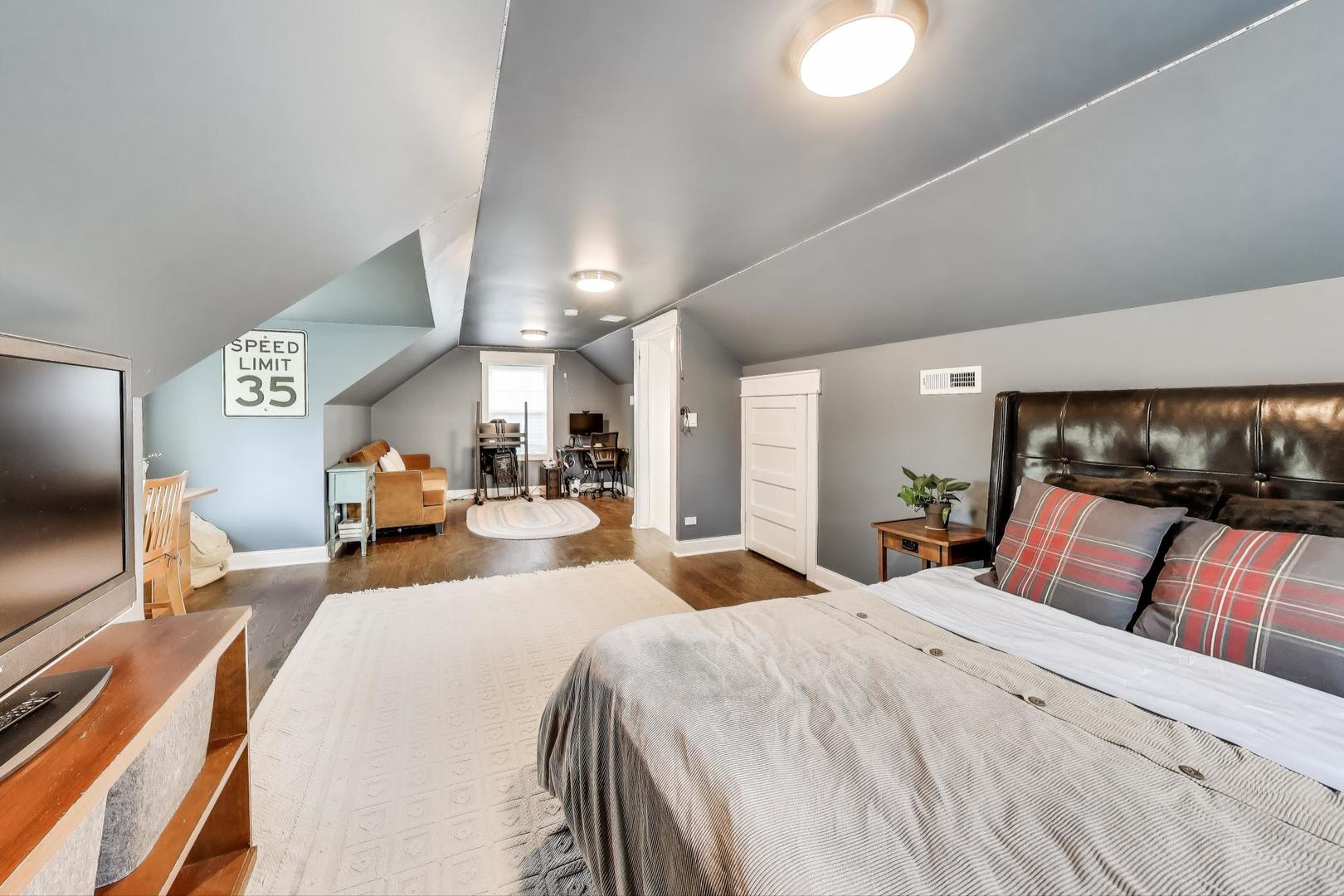 2015 SCHILLER Avenue