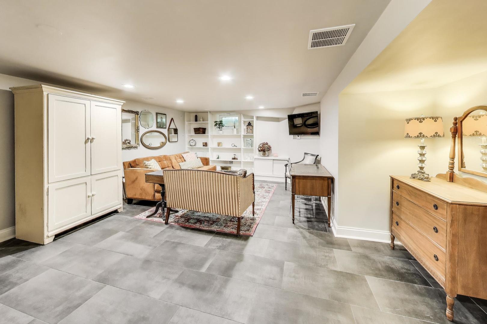 2015 SCHILLER Avenue