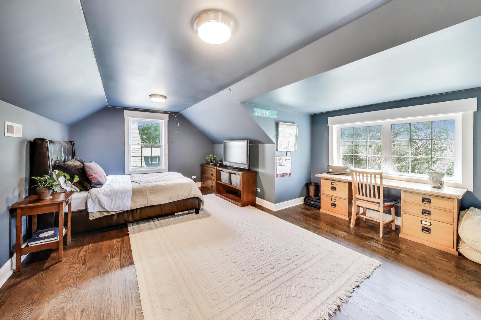2015 SCHILLER Avenue