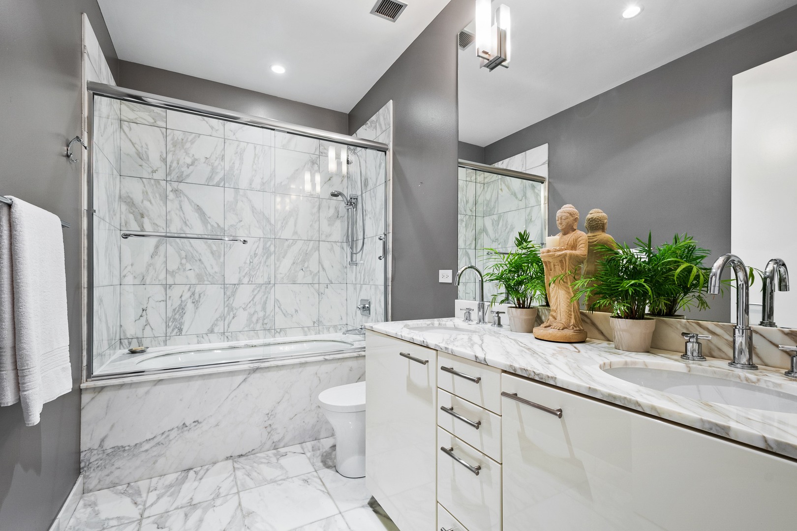 30 W Oak Street Unit: 5E