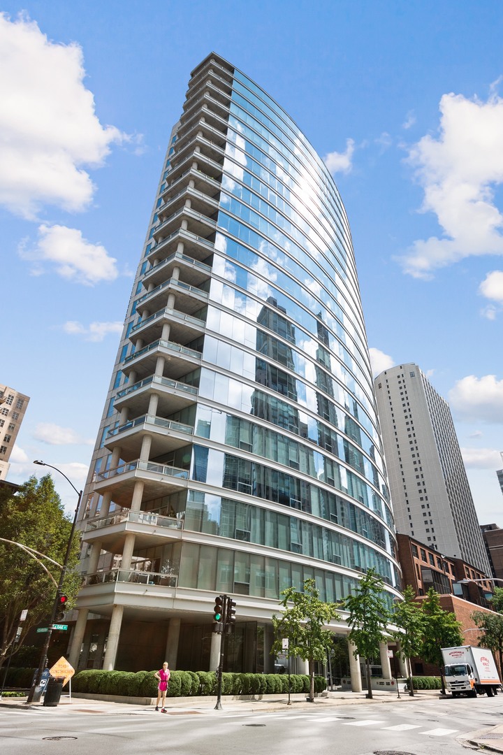 30 W Oak Street Unit: 5E