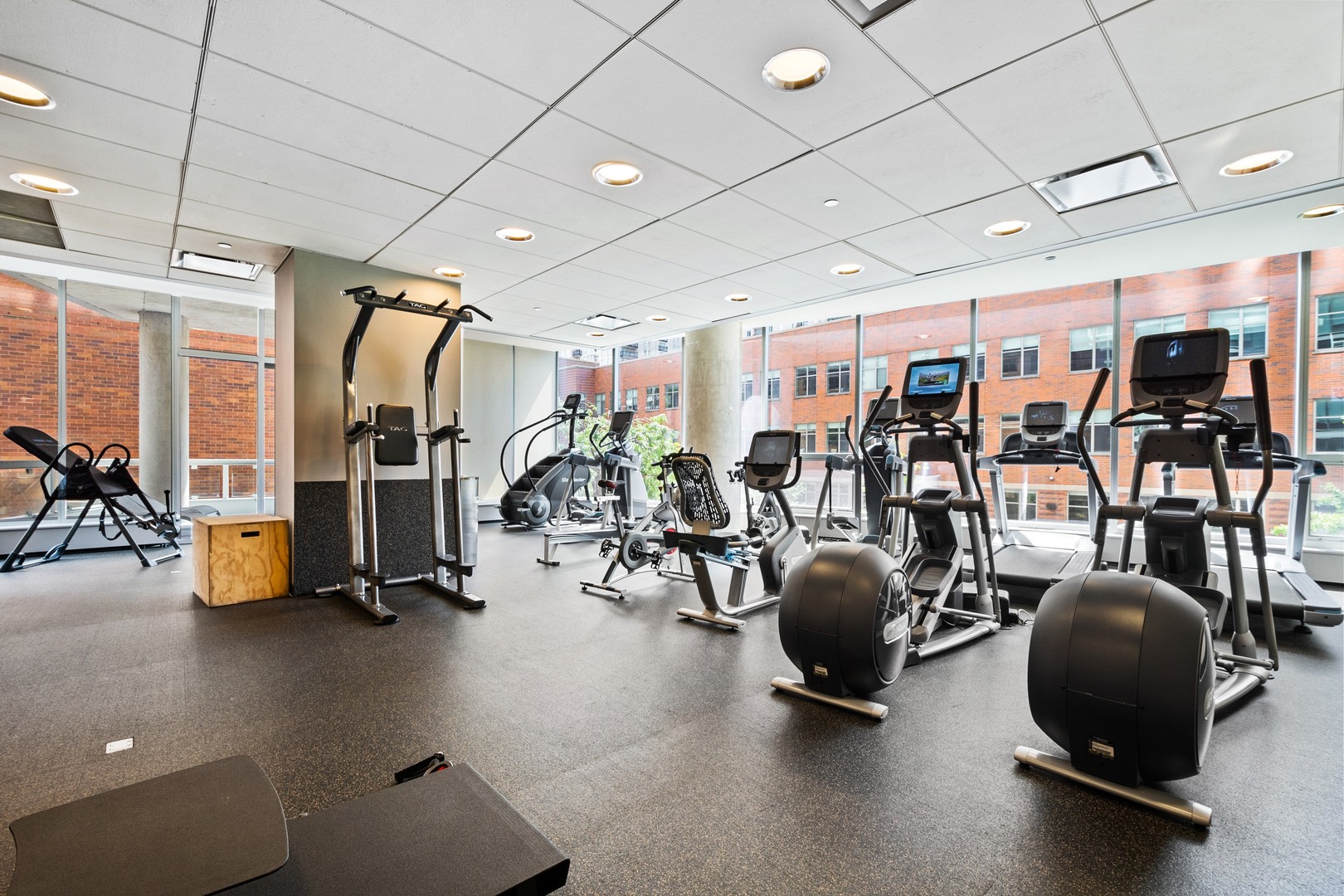 30 W Oak Street Unit: 5E