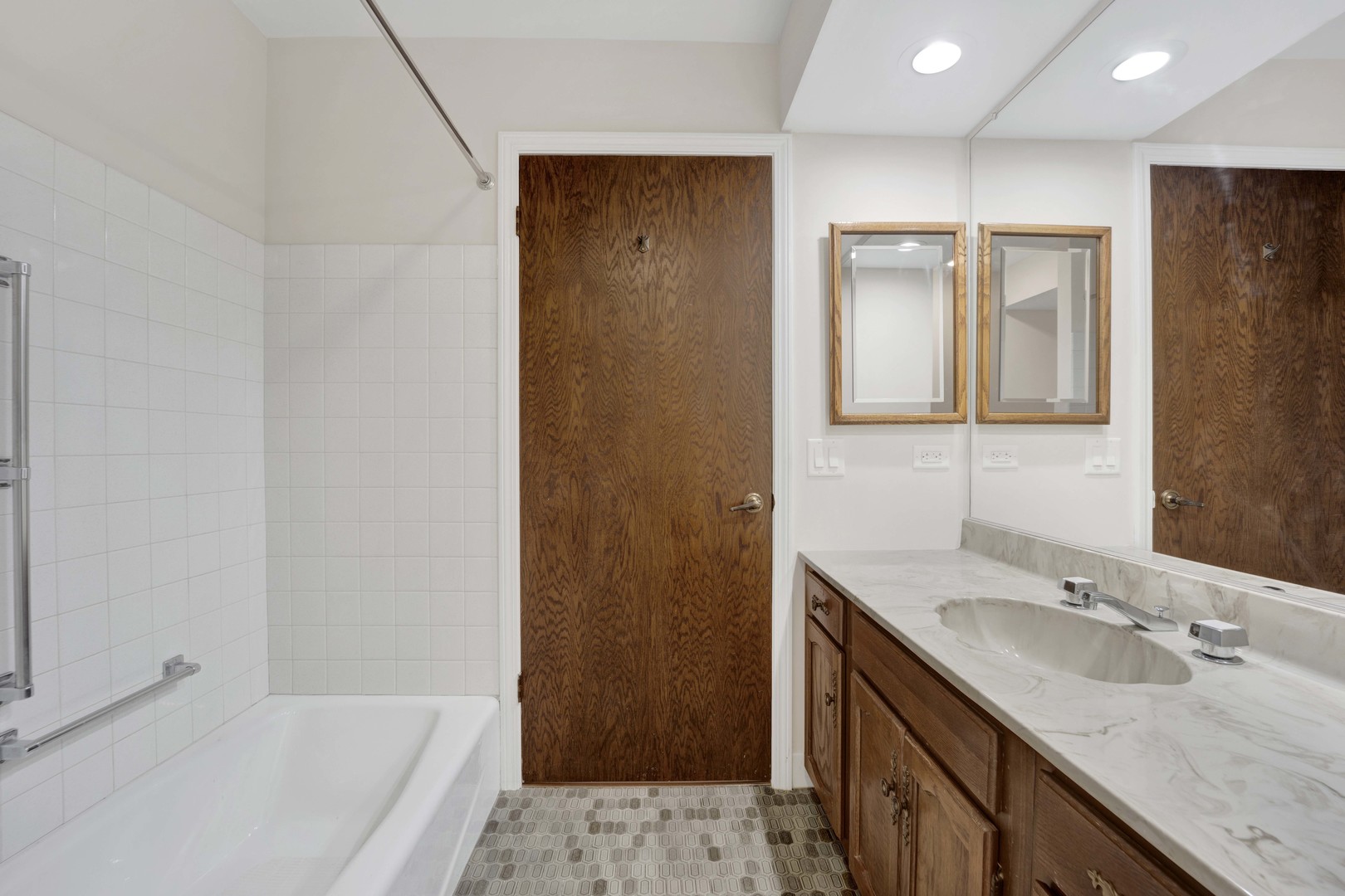 101 OLD OAK Drive Unit: 400A