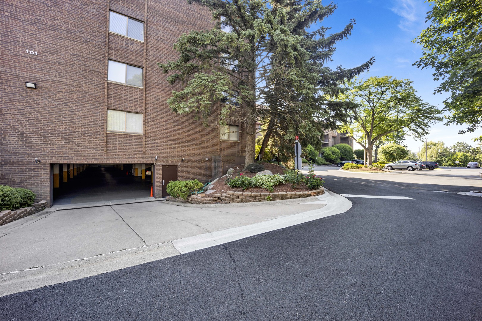 101 OLD OAK Drive Unit: 400A