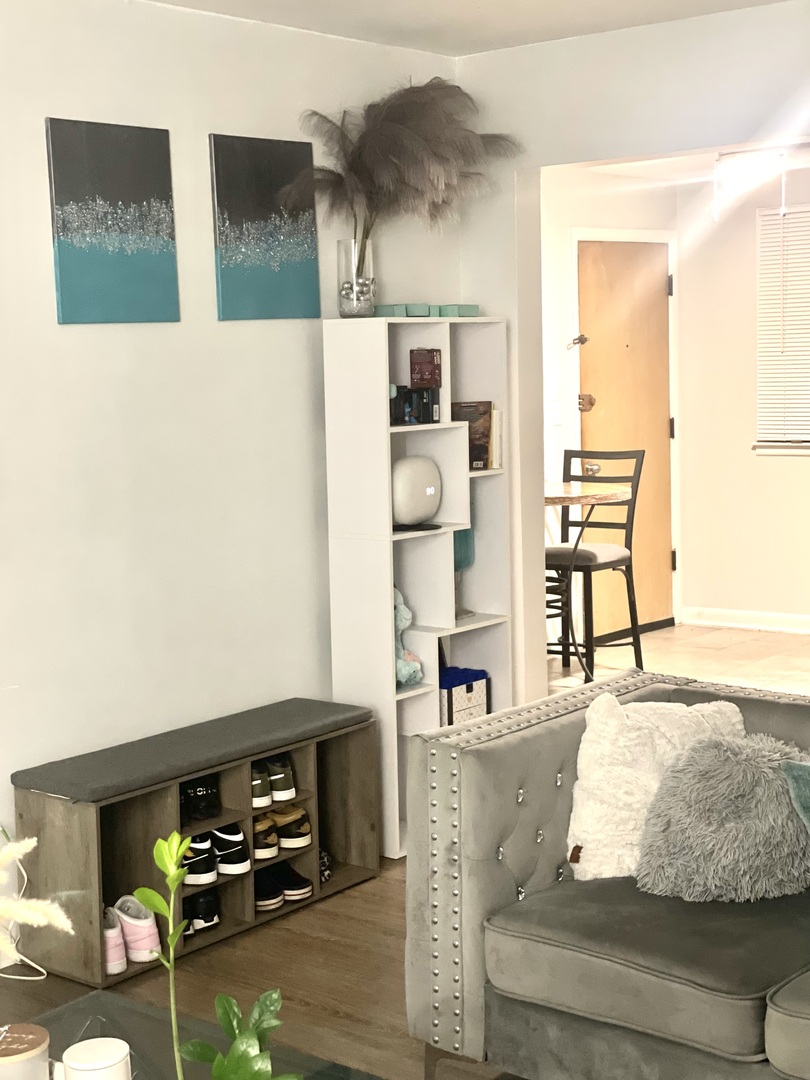 1718 W Greenleaf Avenue Unit: GS