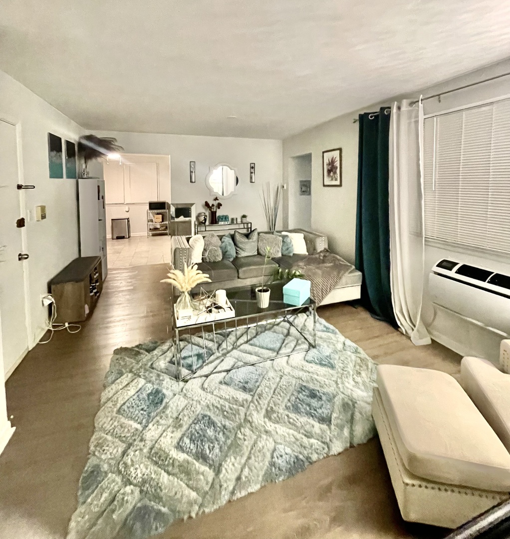 1718 W Greenleaf Avenue Unit: GS