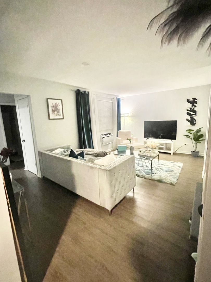 1718 W Greenleaf Avenue Unit: GS