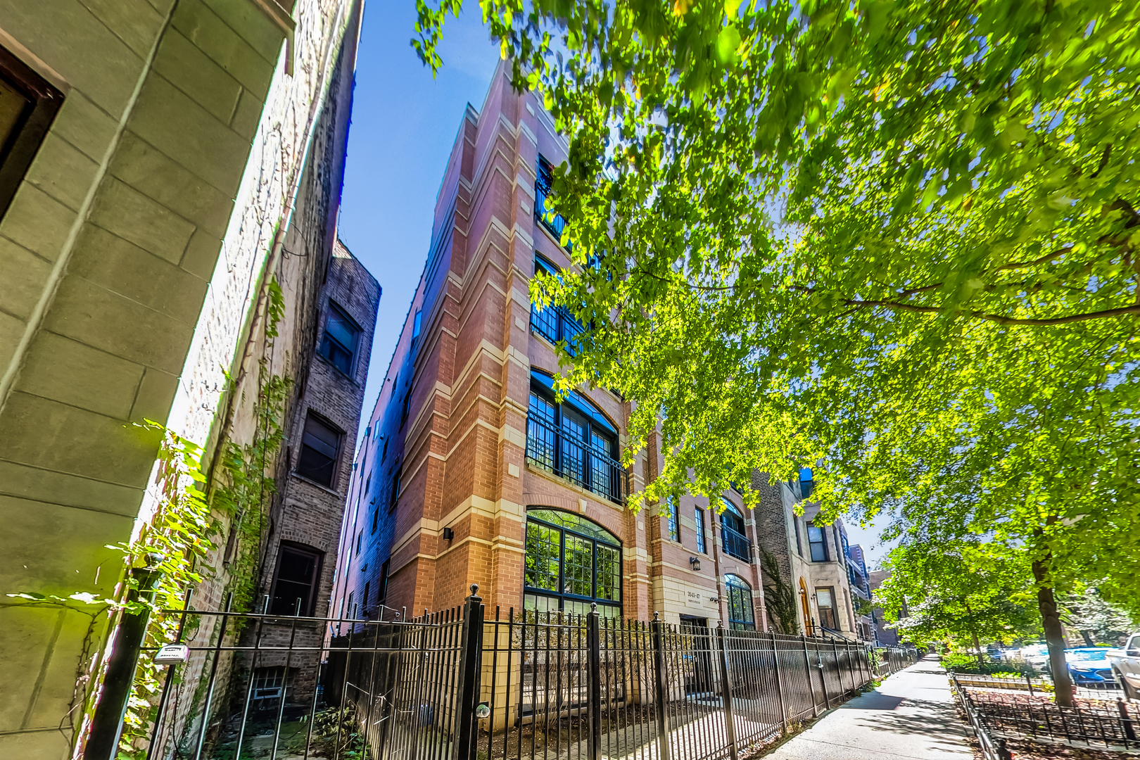3545 N Wilton Avenue Unit: 4S