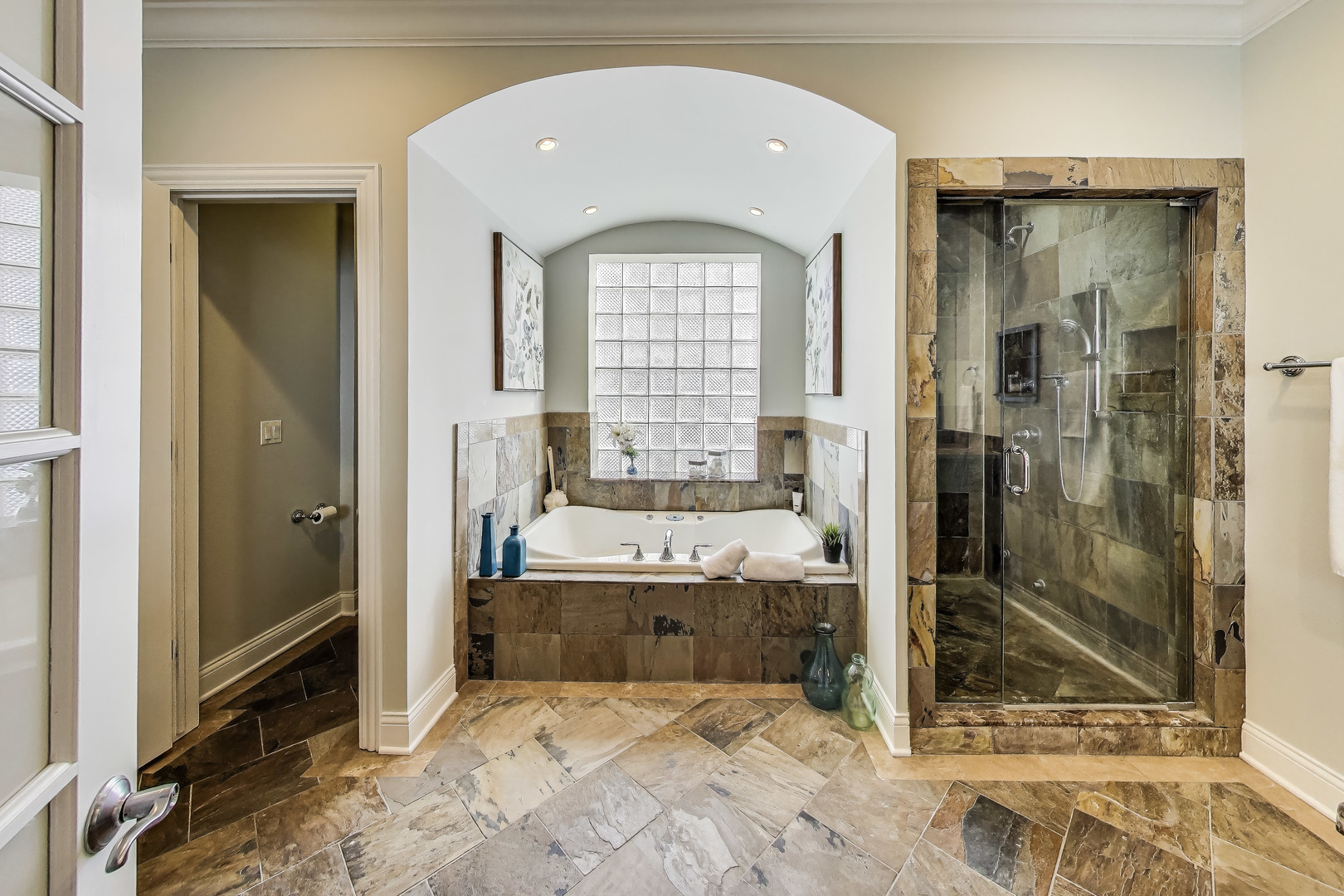 3545 N Wilton Avenue Unit: 4S