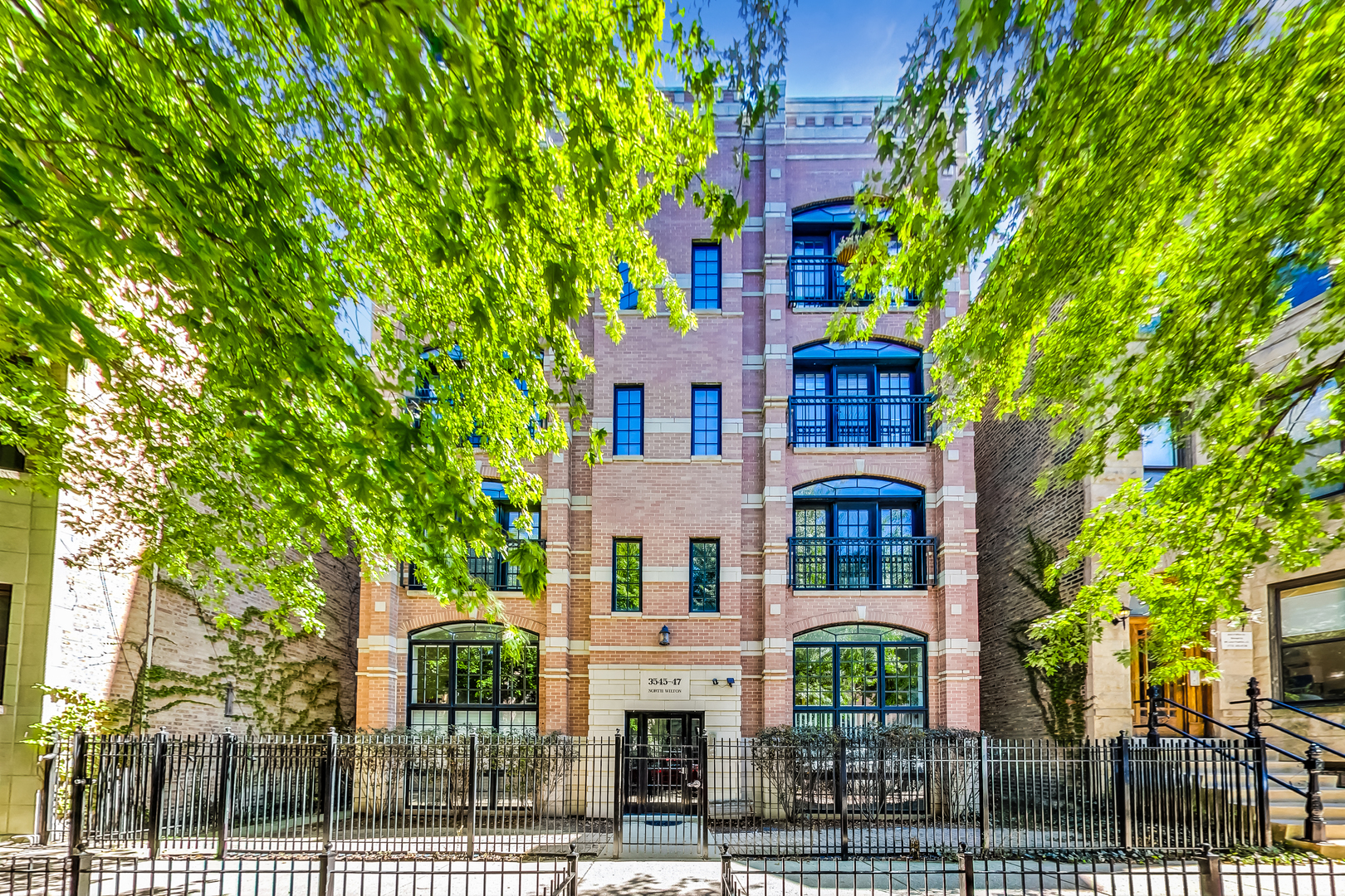 3545 N Wilton Avenue Unit: 4S