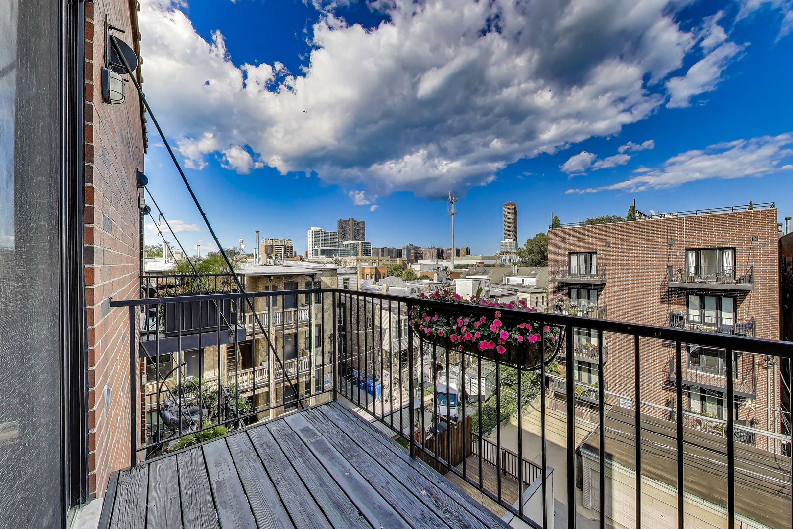 3545 N Wilton Avenue Unit: 4S