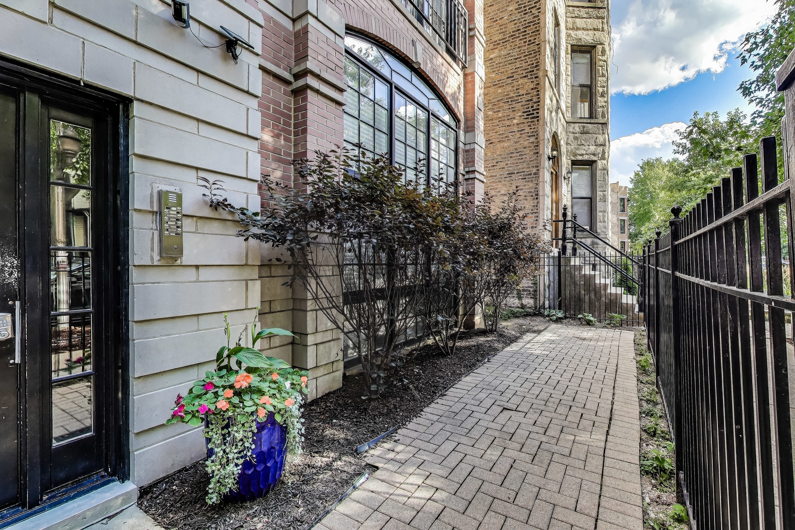 3545 N Wilton Avenue Unit: 4S