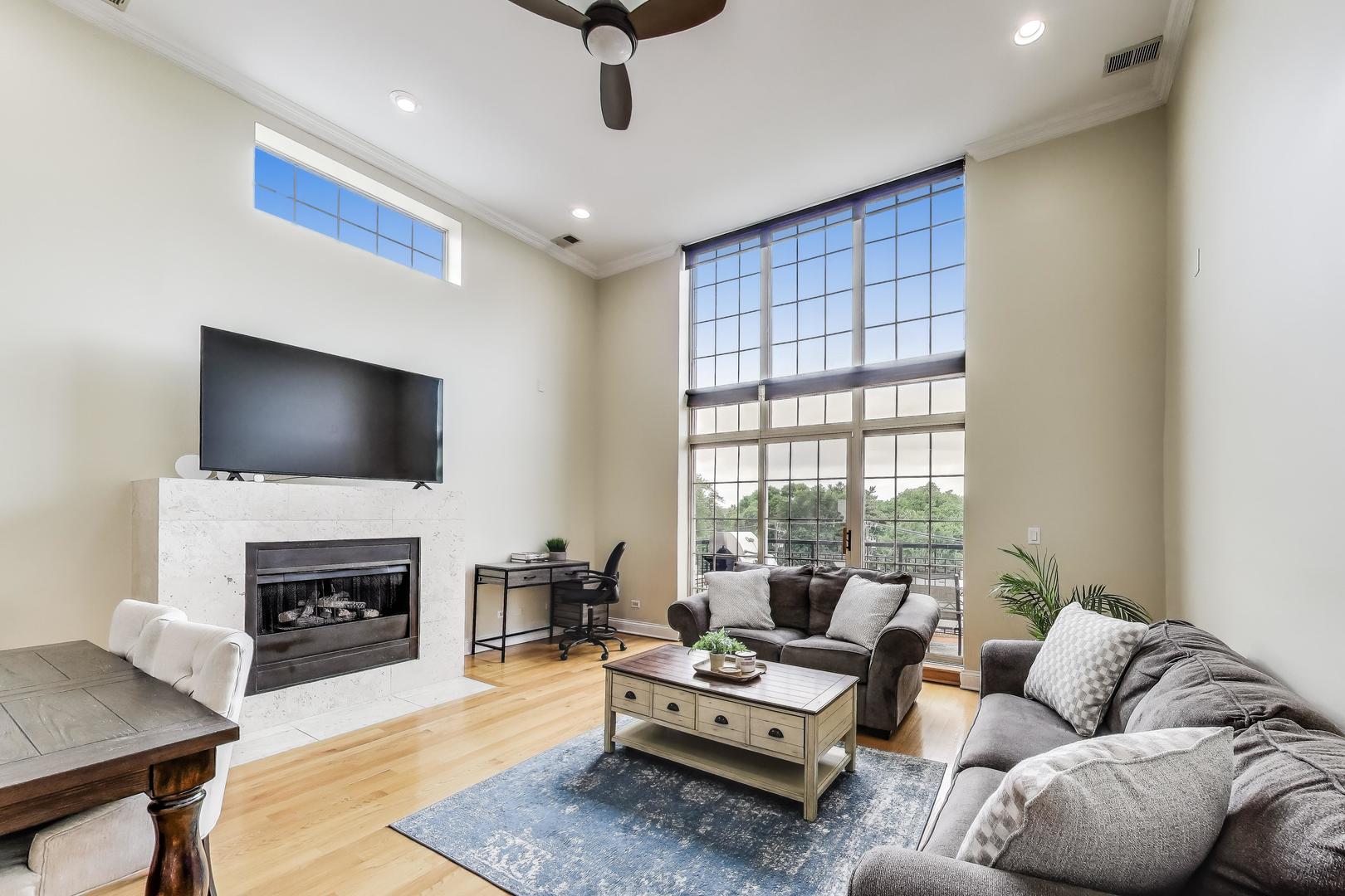 6745 N Clark Street Unit: 4S