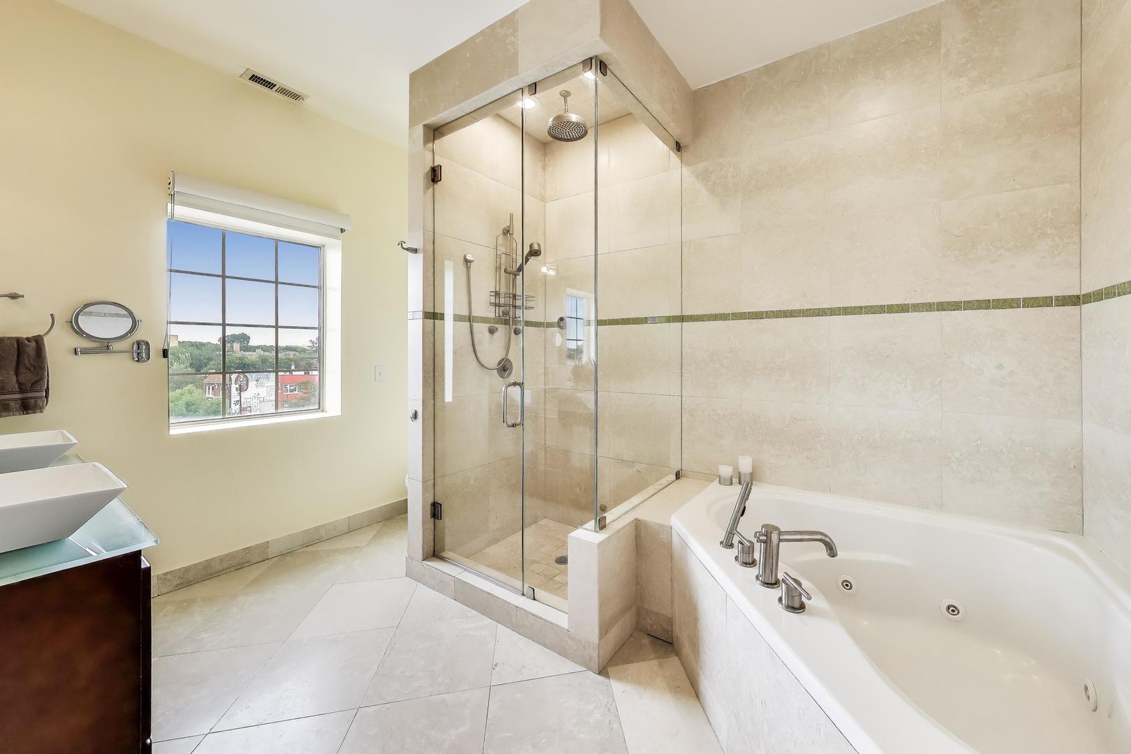 6745 N Clark Street Unit: 4S