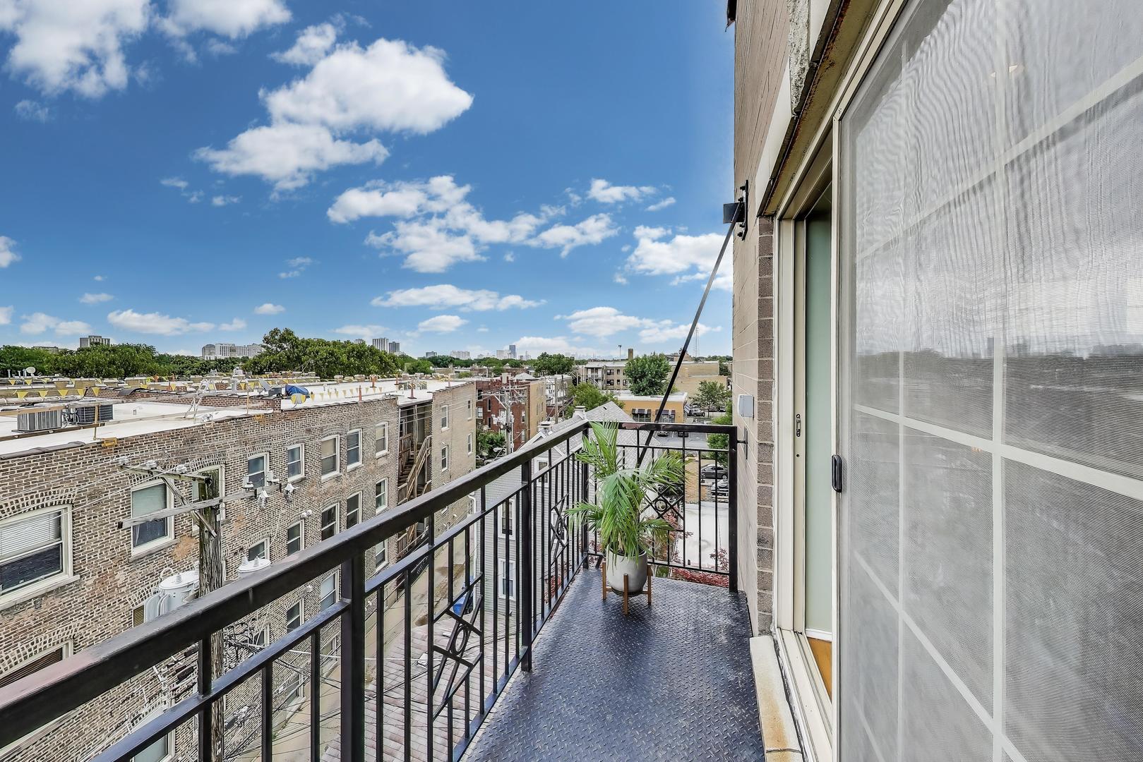 6745 N Clark Street Unit: 4S