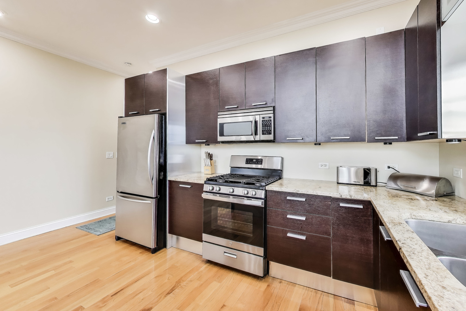 6745 N Clark Street Unit: 4S