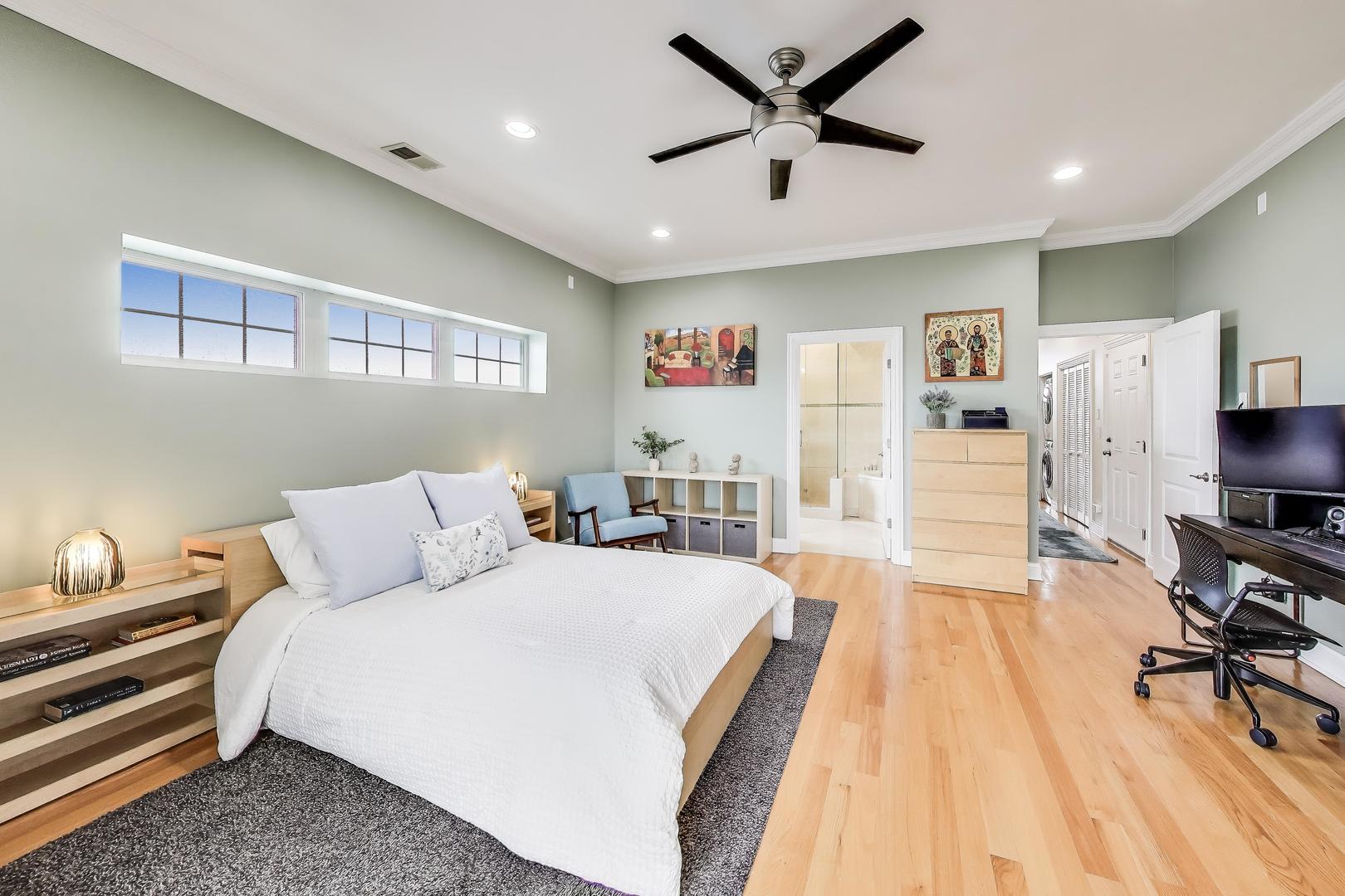6745 N Clark Street Unit: 4S