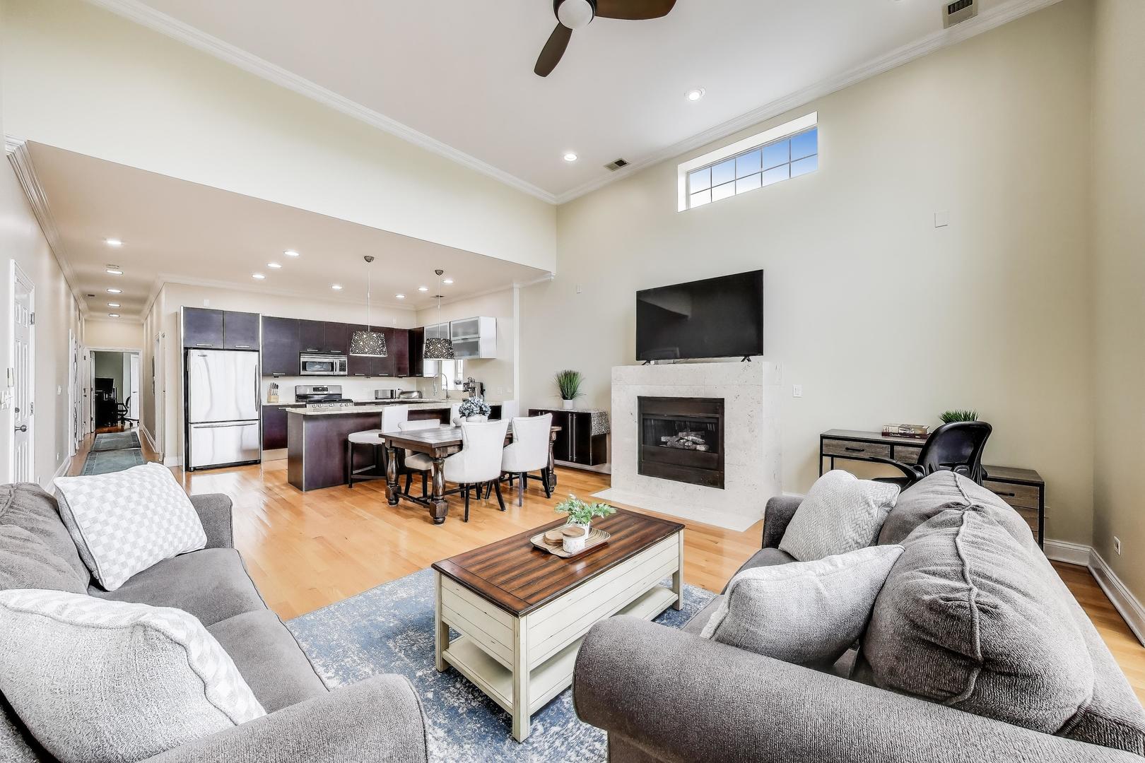 6745 N Clark Street Unit: 4S