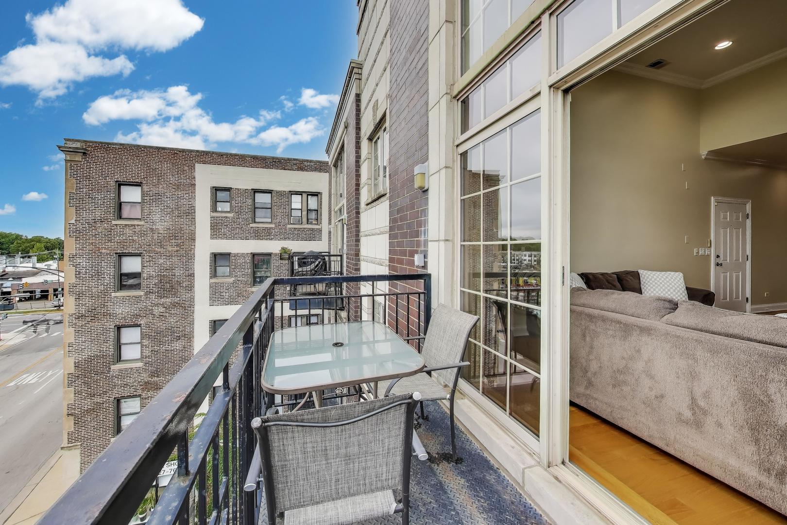 6745 N Clark Street Unit: 4S