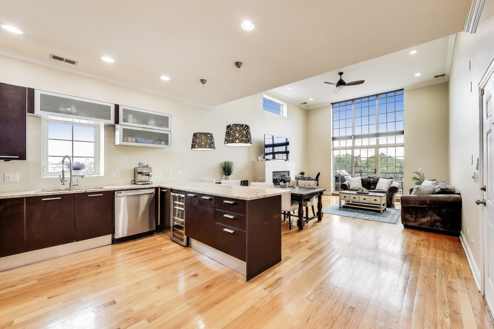 6745 N Clark Street Unit: 4S