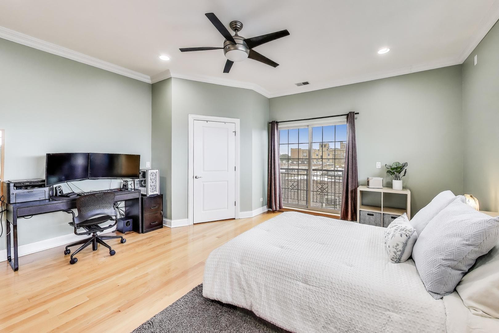 6745 N Clark Street Unit: 4S