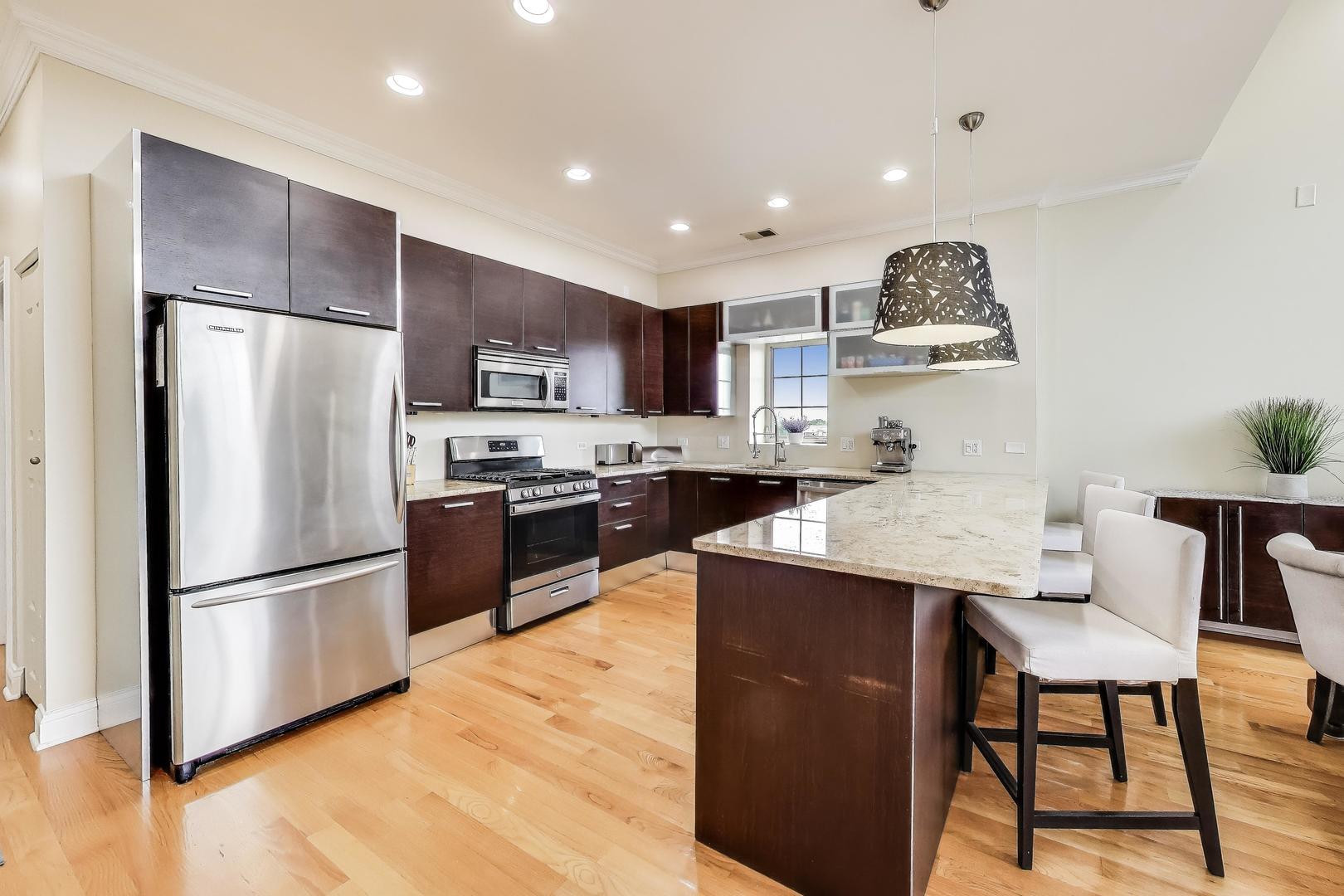 6745 N Clark Street Unit: 4S