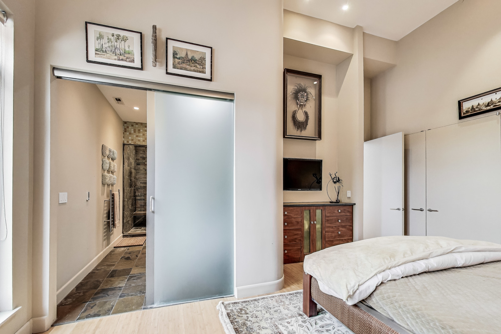 1215 W GUNNISON Street Unit: 205