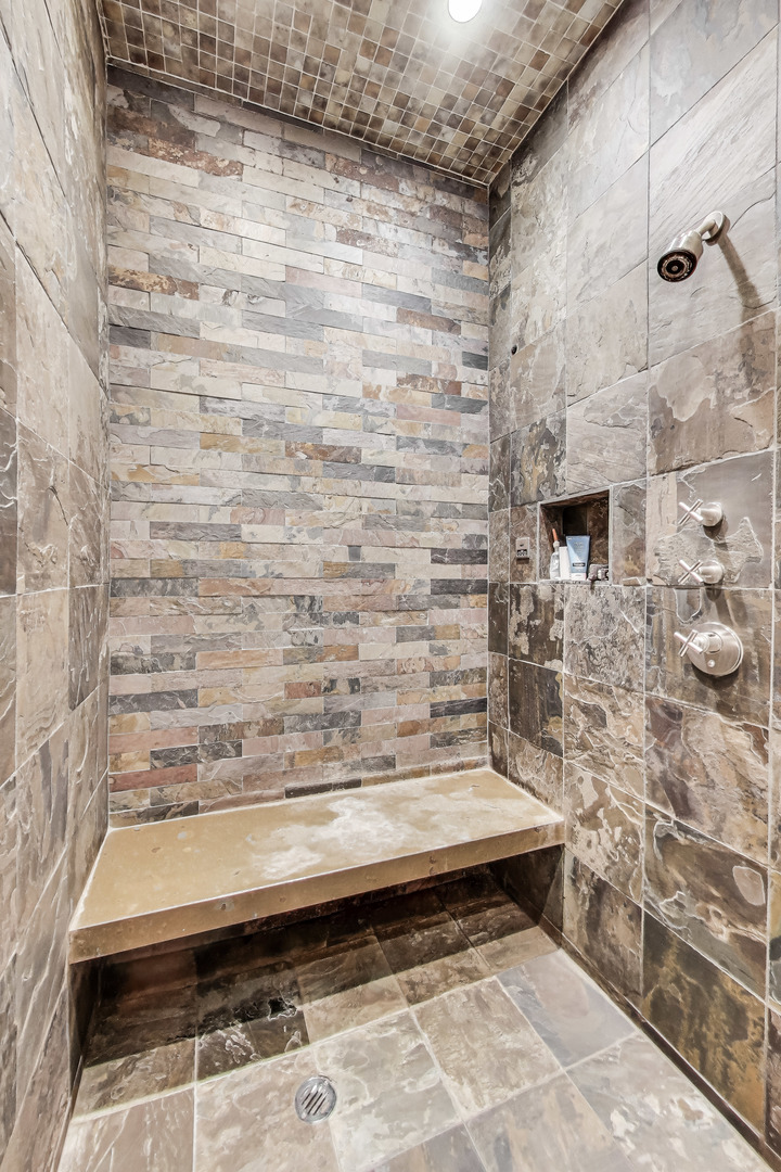 1215 W GUNNISON Street Unit: 205