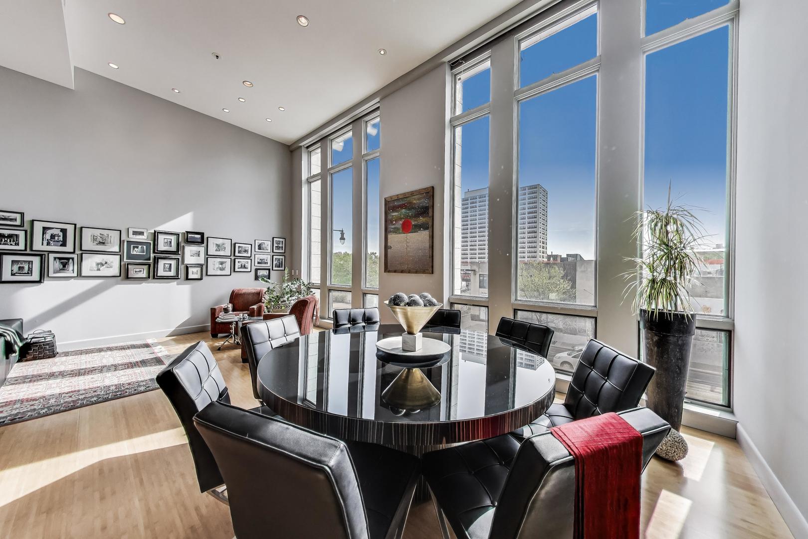 1215 W GUNNISON Street Unit: 205