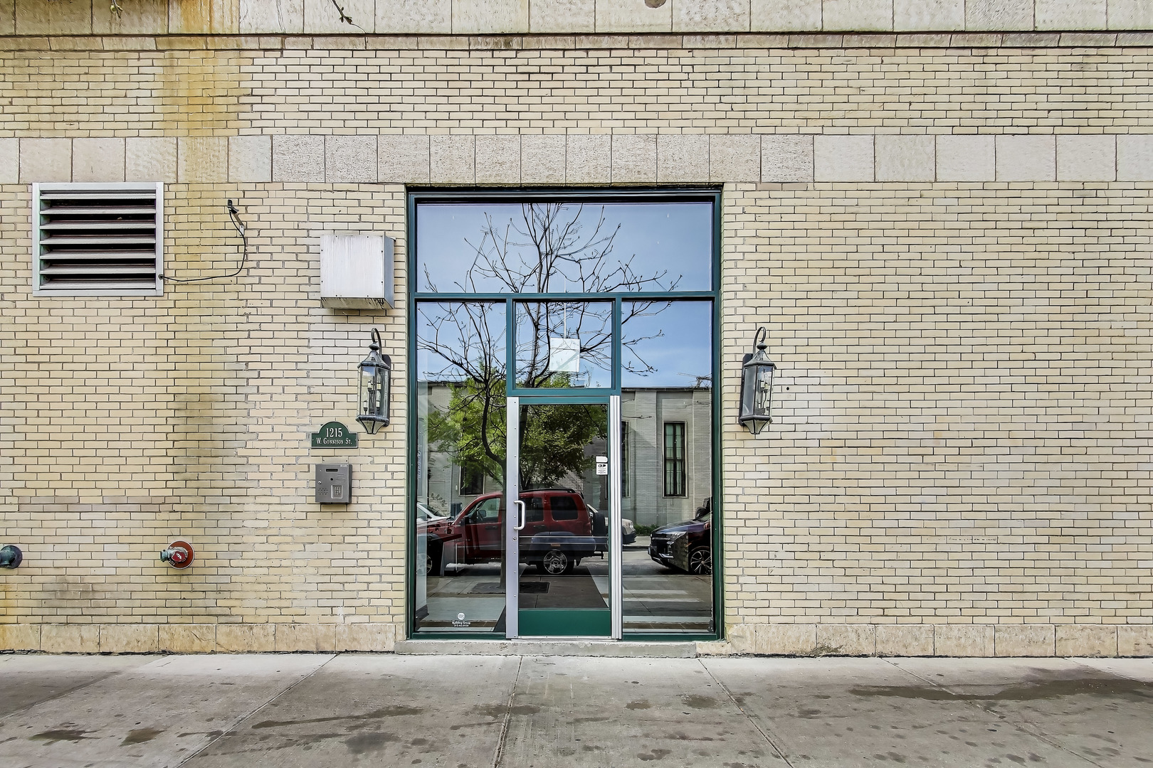 1215 W GUNNISON Street Unit: 205