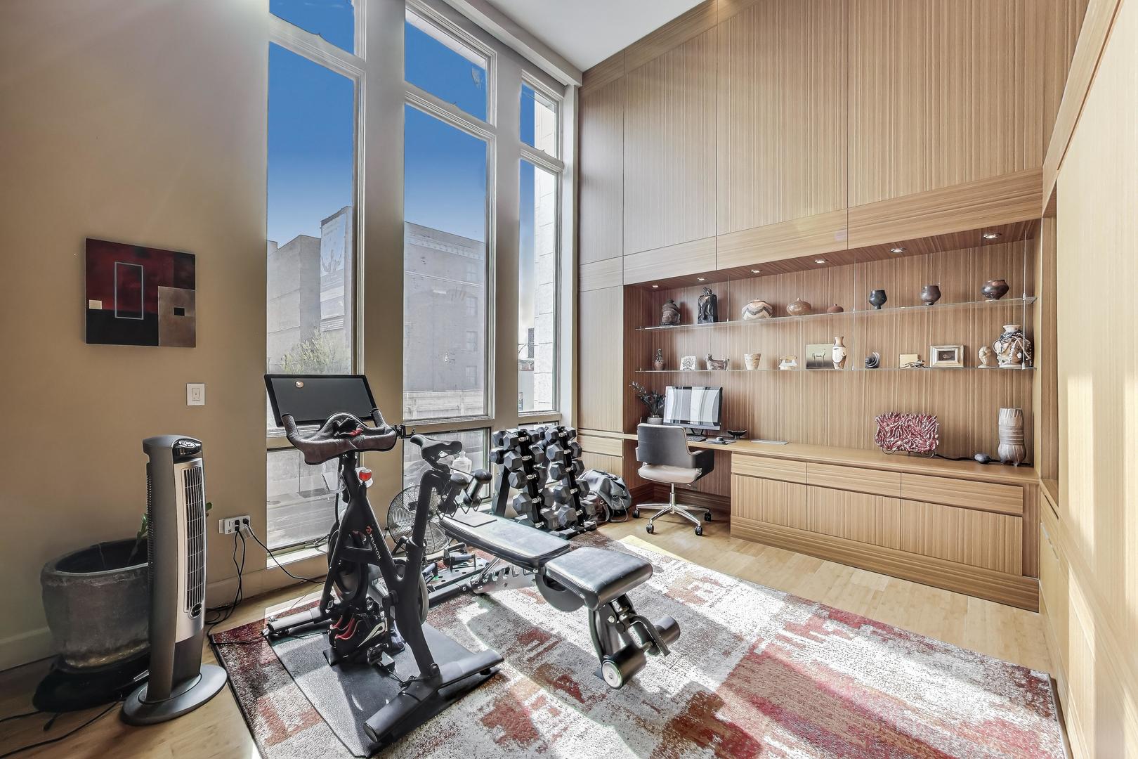 1215 W GUNNISON Street Unit: 205
