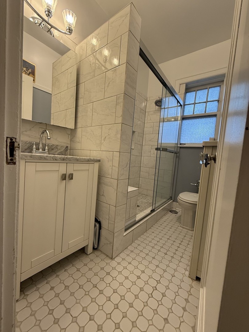 2422 W Lunt Avenue Unit: E1